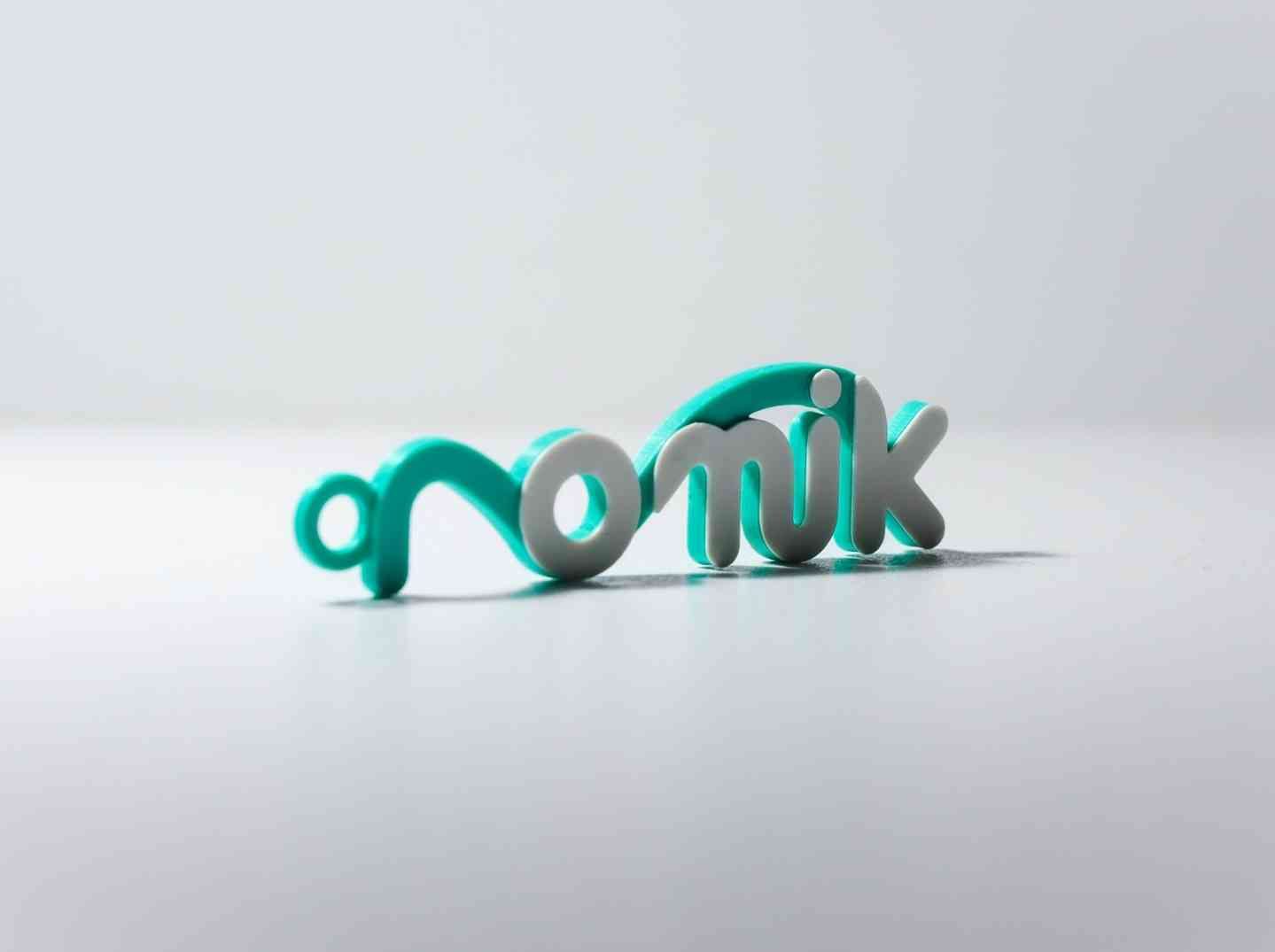 Μπρελόκ «nomik» — 3D εκτυπωμένο σε τιρκουάζ και λευκό