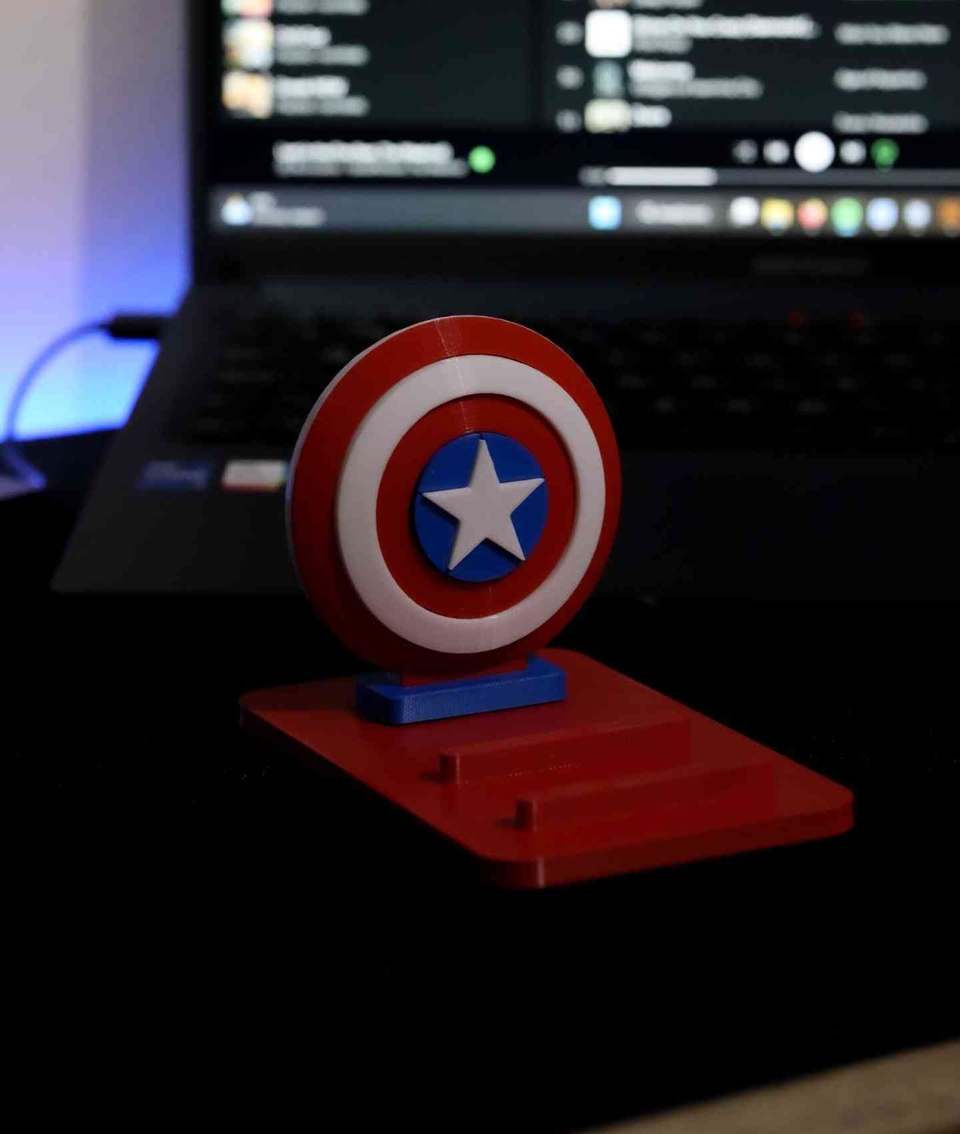Βάση κινητού «Captain America» — 3D εκτυπωμένη με ασπίδα